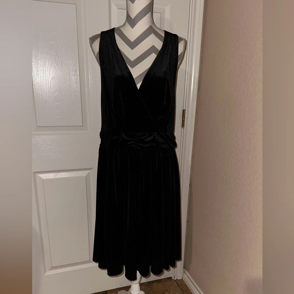 Torrid Black Velvet Surplice Crisscross Back Dress- Size 2-2X - Picture 4 of 13